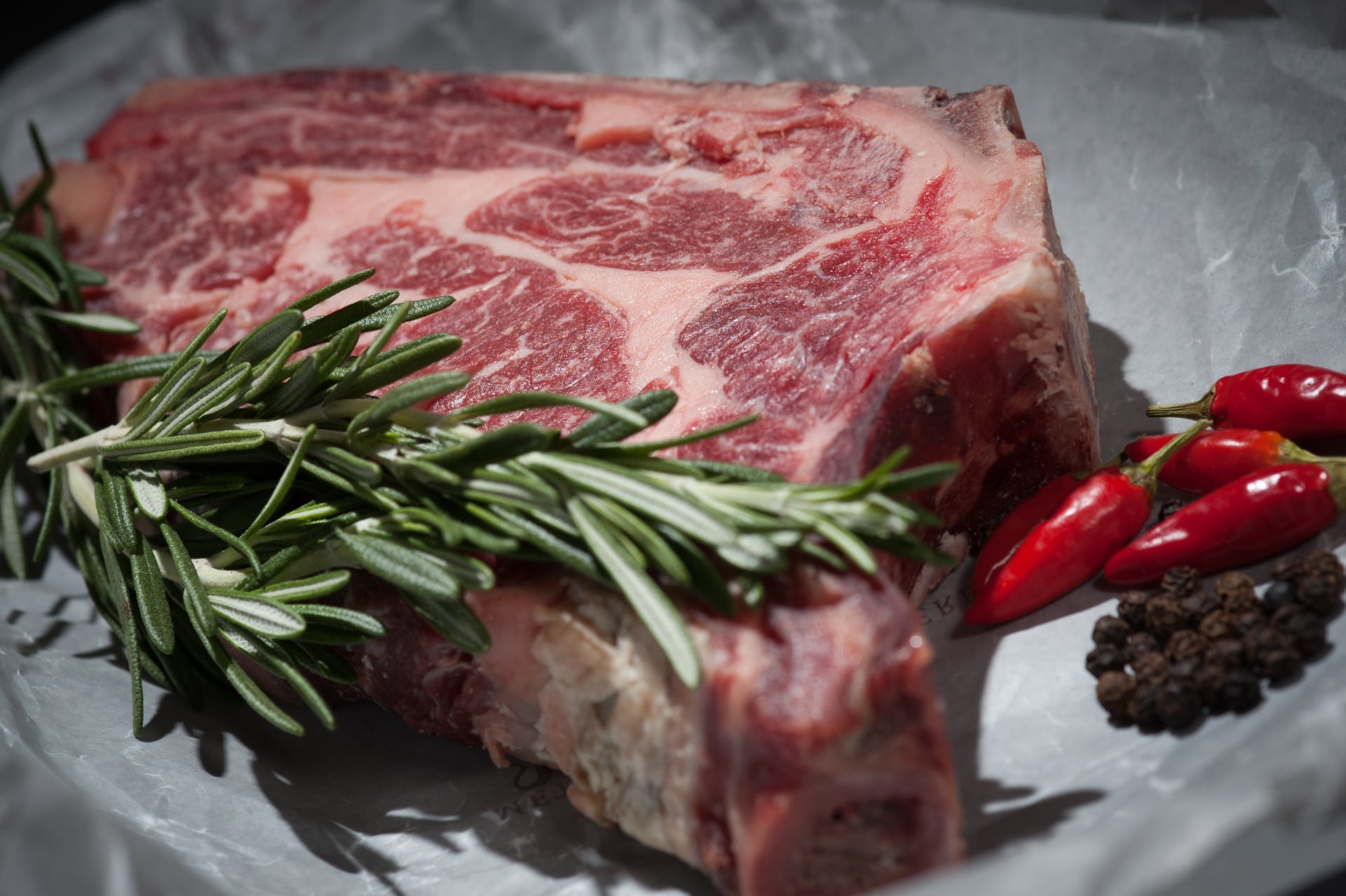 Piły elektryczne do mięsa i kości w gastronomii — na co zwrócić uwagę przy zakupie